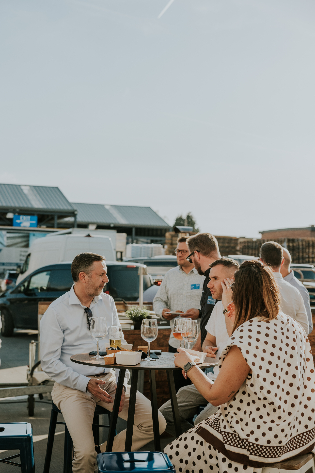 Bezoekers netwerken op een Baustoff+Metall evenement
